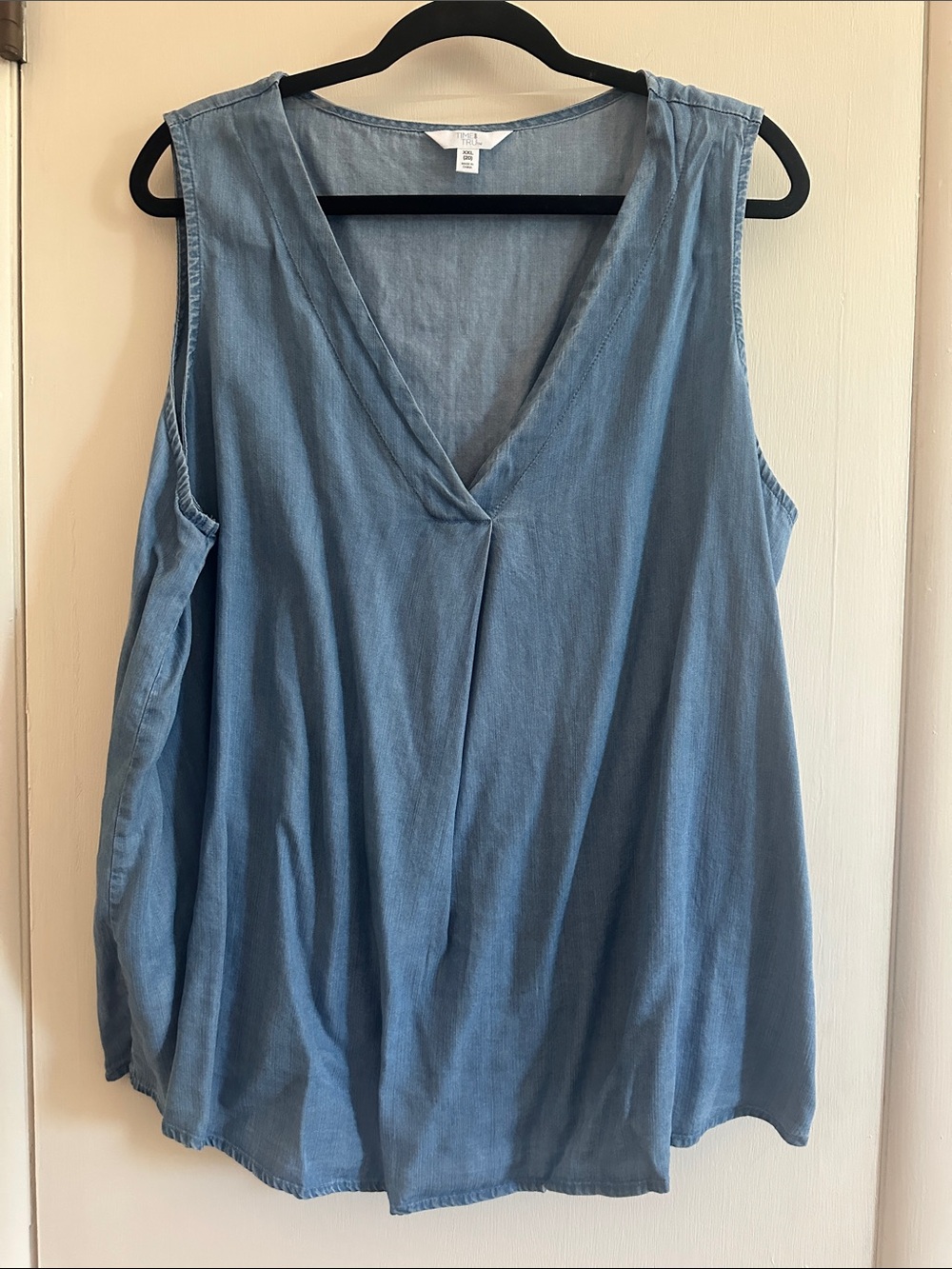 Time and Tru Light Blue V-Neck Sleeveless Tank Top